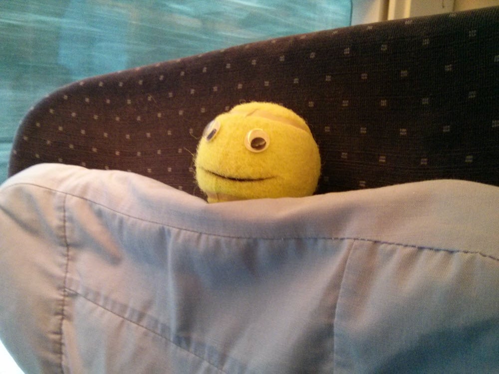 Der Ball-Kun mit freundlichem Gesicht auf einem Sitz.
