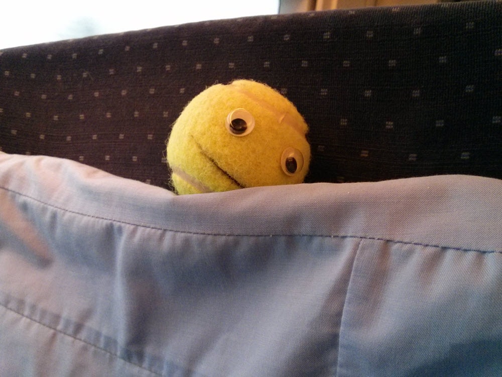 Derp-kun, der Ball mit Augen, schaut über die Couchkante.
