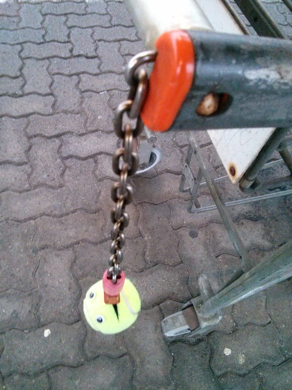 Sicherungsmechanismus an einem Fahrrad mit Kette und Schloss.