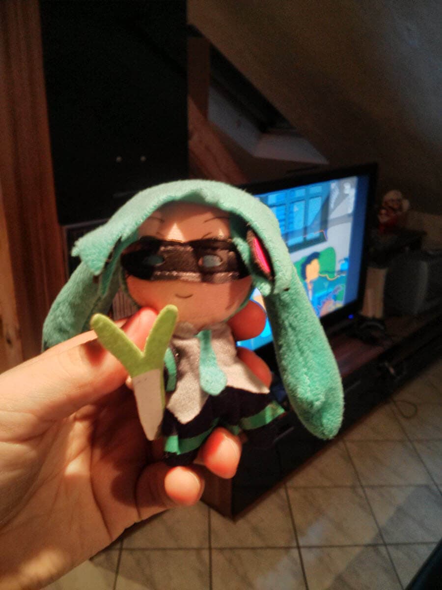 Plüschfigur von Ball-kun mit Sonnenbrille und grüner Mütze.