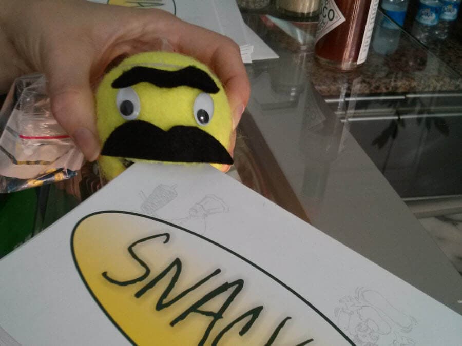 Ball-Kun mit Mütze, freundlicher Ball mit Augen und Schnurrbart.