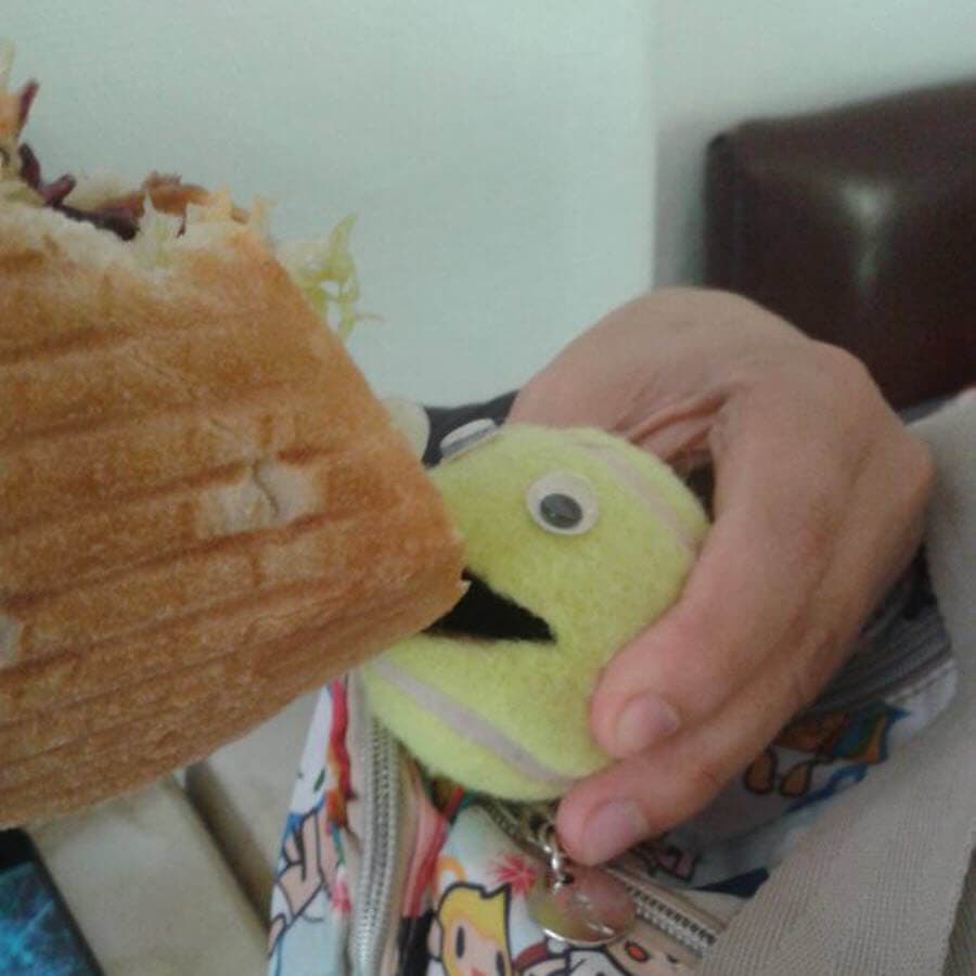 Sandwich mit Ball-Kun, einem gelben Ball mit Augen und Mund.