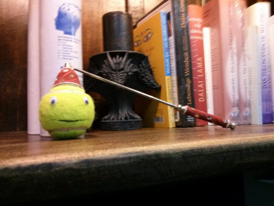 Bunte Figuren, Bücher und Dekoration auf einem Regal.