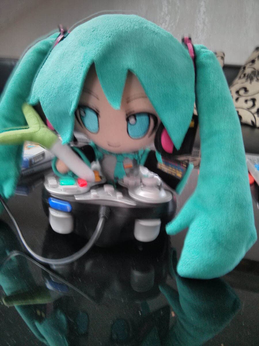 Niedliche Plüschfiguren von Miku mit DJ-Equipment.