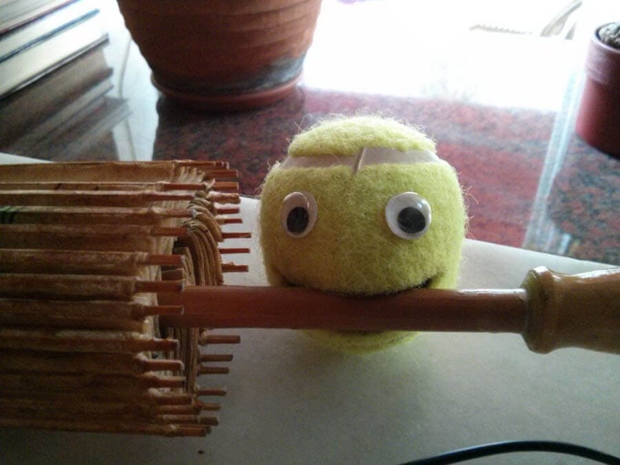 Ball-kun mit Rassel, weiches Spielzeug mit Augen und Rassel.