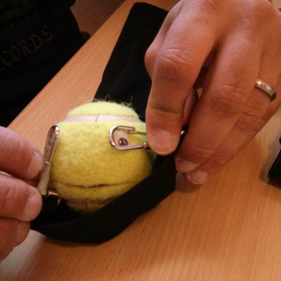 Ball-Kun wird mit einer Sicherheitsnadel befestigt.