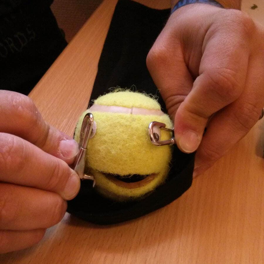 Ball-Kun und Derp-Kun mit Sicherheitsnadeln befestigt.