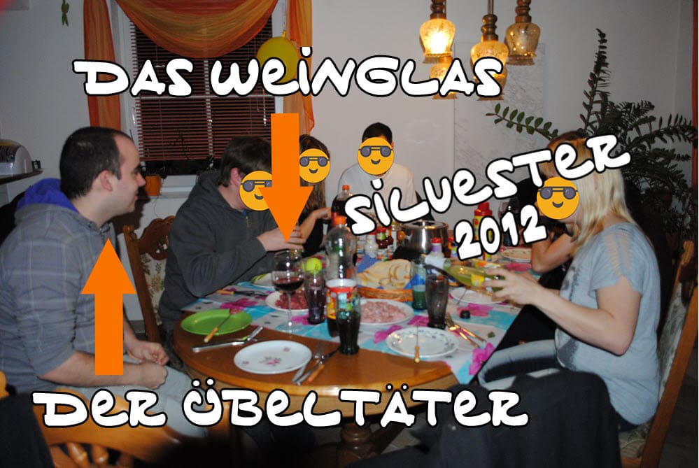 Menschen sitzen an einem Tisch mit Getränken und Essen, Silvesterdekoration im Hintergrund.