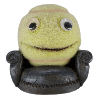 Derpu-kun, der auf einem schwarzen Sofa sitzt, mit großen Augen und einem freundlichen Lächeln.